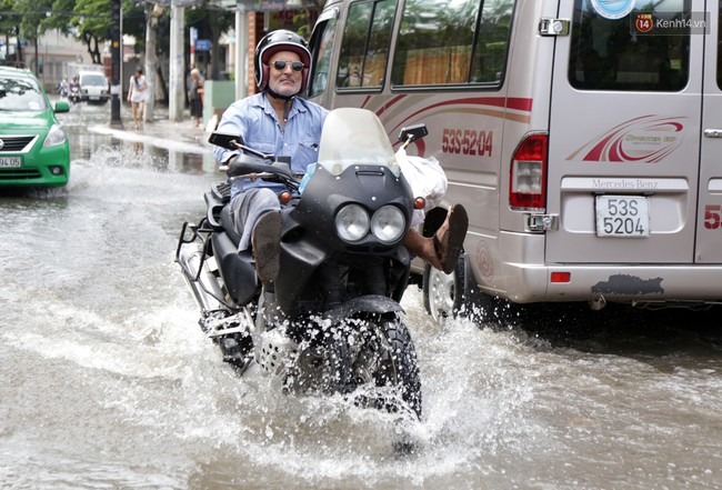 Sau trận mưa ngập, người S&agrave;i G&ograve;n miệt m&agrave;i t&aacute;t nước từ đ&ecirc;m h&ocirc;m trước đến trưa h&ocirc;m sau - Ảnh 2.