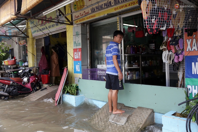 Sau trận mưa ngập, người Sài Gòn miệt mài tát nước từ đêm hôm trước đến trưa hôm sau - Ảnh 3.