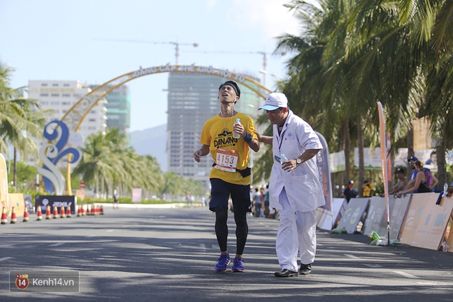 Chàng trai bất ngờ cầu hôn bạn gái sau khi hoàn thành đường chạy Marathon dài hàng chục km - Ảnh 26.