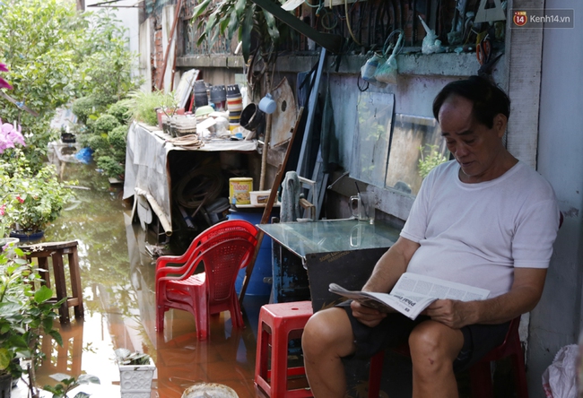 Sau trận mưa ngập, người Sài Gòn miệt mài tát nước từ đêm hôm trước đến trưa hôm sau - Ảnh 12.