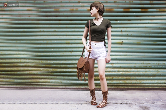 Street style giới trẻ 2 miền tuần qua: áo phông, shorts, kẻ & hoa lá rực rỡ tràn ngập - Ảnh 11.