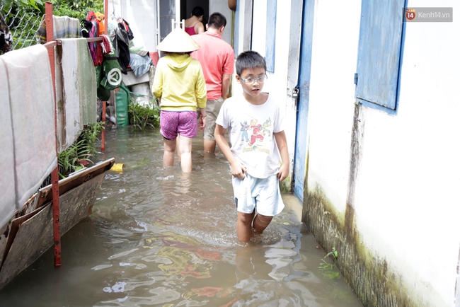 Sau trận mưa ngập, người Sài Gòn miệt mài tát nước từ đêm hôm trước đến trưa hôm sau - Ảnh 9.