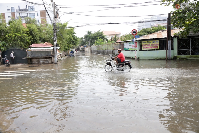 Sau trận mưa ngập, người Sài Gòn miệt mài tát nước từ đêm hôm trước đến trưa hôm sau - Ảnh 4.