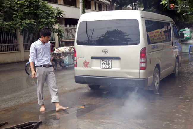 Sau trận mưa ngập, người Sài Gòn miệt mài tát nước từ đêm hôm trước đến trưa hôm sau - Ảnh 6.