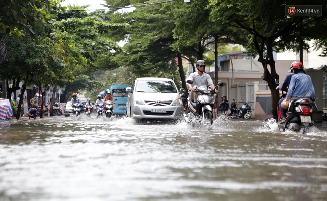 Sau trận mưa ngập, người Sài Gòn miệt mài tát nước từ đêm hôm trước đến trưa hôm sau - Ảnh 7.