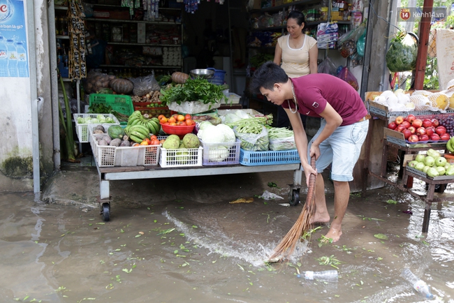 Sau trận mưa ngập, người Sài Gòn miệt mài tát nước từ đêm hôm trước đến trưa hôm sau - Ảnh 8.