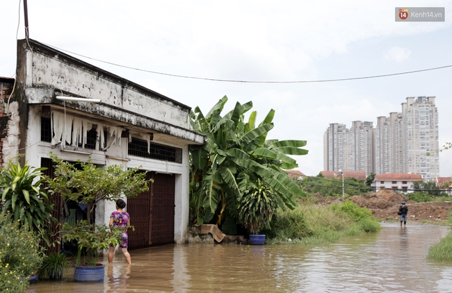 Sau trận mưa ngập, người Sài Gòn miệt mài tát nước từ đêm hôm trước đến trưa hôm sau - Ảnh 14.