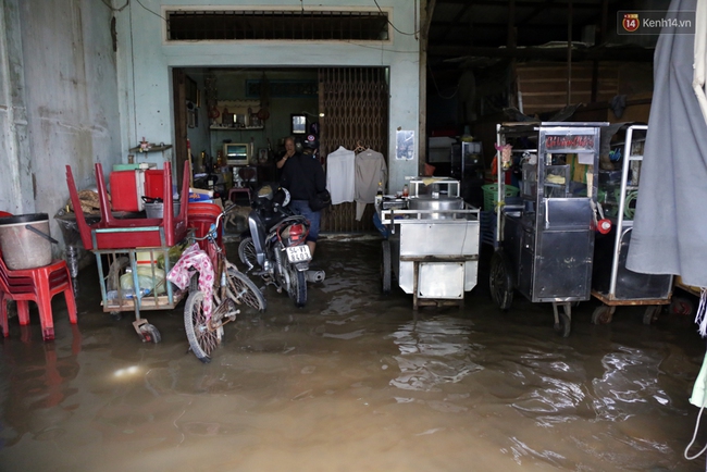 Sau trận mưa ngập, người Sài Gòn miệt mài tát nước từ đêm hôm trước đến trưa hôm sau - Ảnh 15.