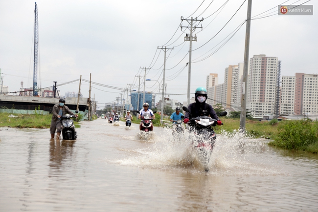 Sau trận mưa ngập, người Sài Gòn miệt mài tát nước từ đêm hôm trước đến trưa hôm sau - Ảnh 16.