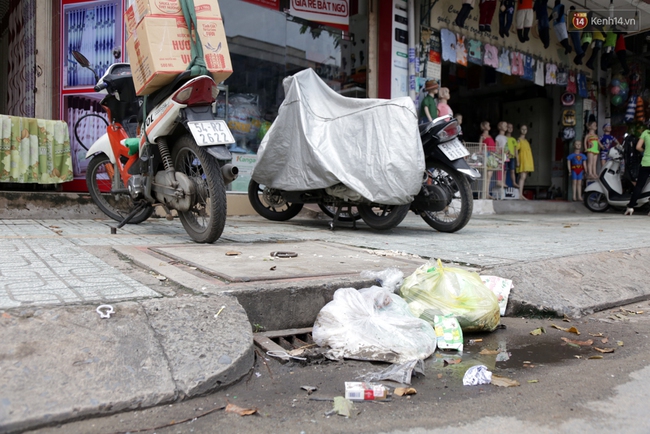 Những đống rác lấp đầy miệng cống thoát nước ở Sài Gòn: Chúng ta không vô can! - Ảnh 4.