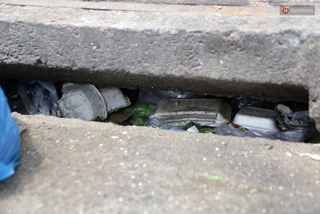 Những đống rác lấp đầy miệng cống thoát nước ở Sài Gòn: Chúng ta không vô can! - Ảnh 10.