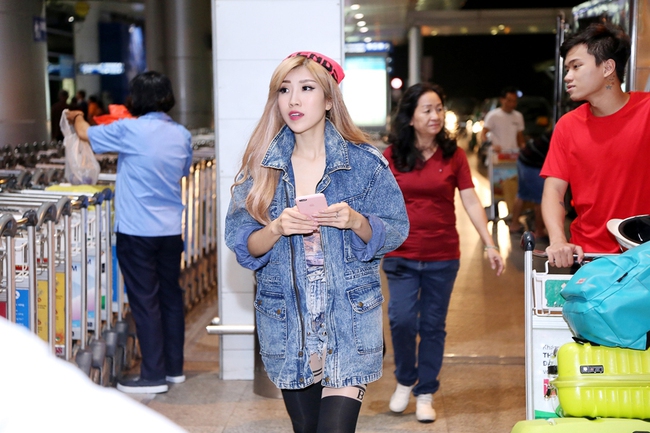 Trang Ph&aacute;p diện c&acirc;y jeans bụi bặm l&ecirc;n đường sang Nhật diễn lễ hội &acirc;m nhạc - Ảnh 4.