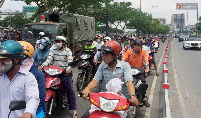 Với tay cứu cháu bị trượt chân, 2 ông cháu chết đuối thương tâm ở Sài Gòn - Ảnh 2.