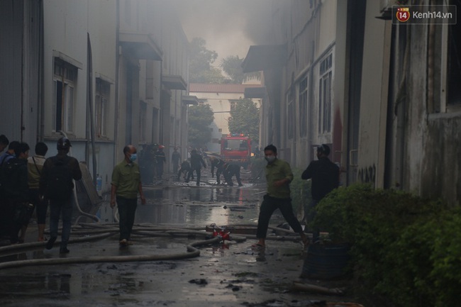 Hà Nội: Cháy lớn tại kho hàng 2.000m2 ở Ngọc Hồi, huy động hàng chục xe nâng đưa gỗ ra khỏi xưởng - Ảnh 31.