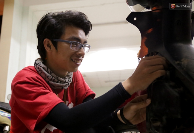 Những chàng sinh viên sửa xe máy, chỉ lấy hộp cơm cực đáng yêu ở ĐH Quốc gia TP. HCM - Ảnh 9.