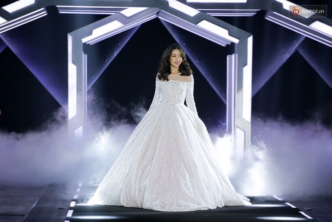 Hoa hậu Mỹ Linh làm vedette, trình diễn ấn tượng trong show của NTK Chung Thanh Phong - Ảnh 4.