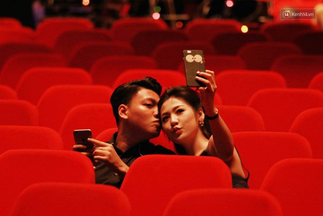 Bạn trai hôn nhẹ má khi Á hậu Tú Anh mải selfie - Ảnh 6.