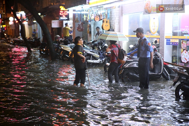 Khổ như dân công sở Sài Gòn ngày mưa lịch sử: cước Uber tăng gấp 5, 10h đêm vẫn chờ nước rút - Ảnh 1.