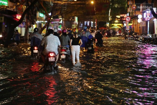 Khổ như dân công sở Sài Gòn ngày mưa lịch sử: cước Uber tăng gấp 5, 10h đêm vẫn chờ nước rút - Ảnh 2.