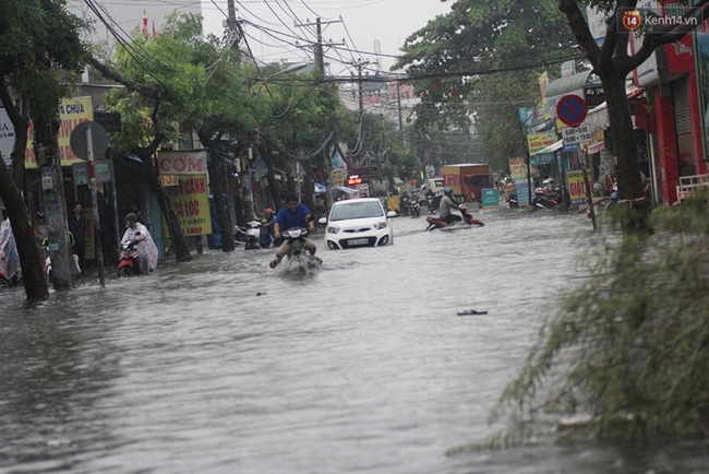 Nhiều tuyến đường ở Sài Gòn ngập nặng sau cơn mưa lớn - Ảnh 2.