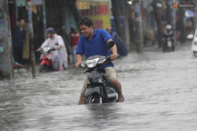 Nhiều tuyến đường ở Sài Gòn ngập nặng sau cơn mưa lớn - Ảnh 3.
