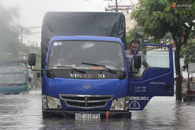 Nhiều tuyến đường ở Sài Gòn ngập nặng sau cơn mưa lớn - Ảnh 6.
