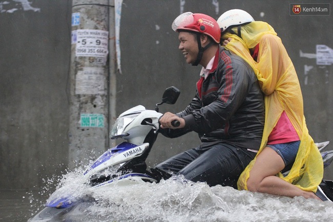 Nhiều tuyến đường ở Sài Gòn ngập nặng sau cơn mưa lớn - Ảnh 4.