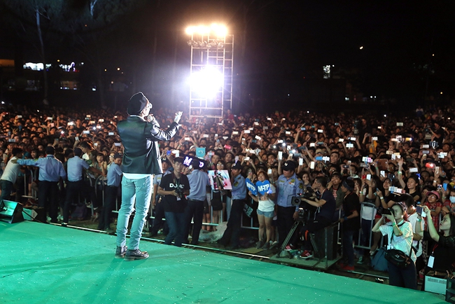 Sơn Tùng M-TP chất lừ, Hoàng Thùy Linh gợi cảm khiến 20.000 sinh viên muốn phá rào tiếp cận - Ảnh 3.