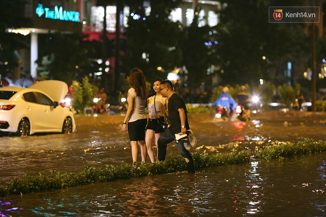 Khổ như dân công sở Sài Gòn ngày mưa lịch sử: cước Uber tăng gấp 5, 10h đêm vẫn chờ nước rút - Ảnh 11.