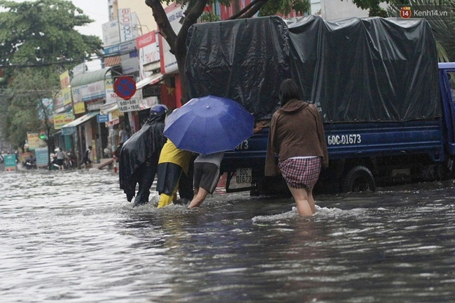 Nhiều tuyến đường ở Sài Gòn ngập nặng sau cơn mưa lớn - Ảnh 7.