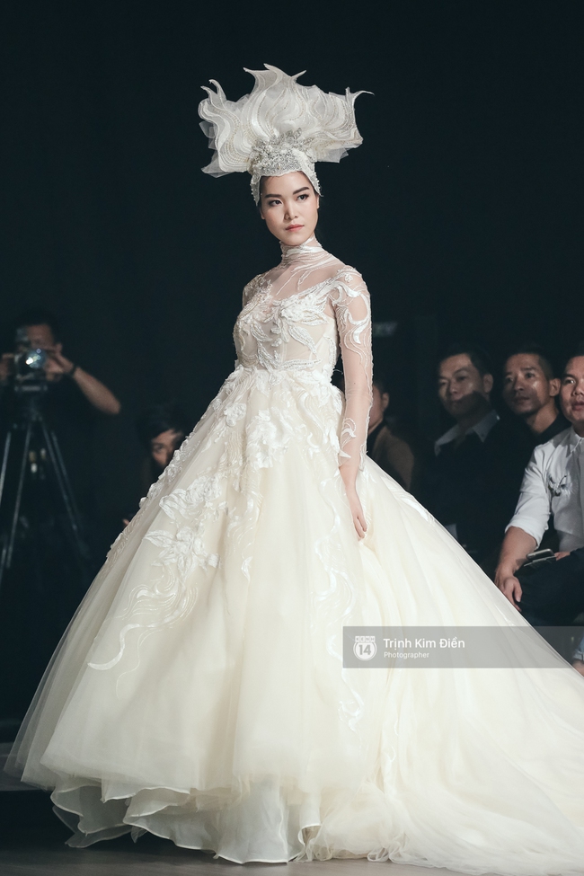 Mai Ngô người không ngấn mỡ, thong dong catwalk trong đầm cưới tinh khôi - Ảnh 14.