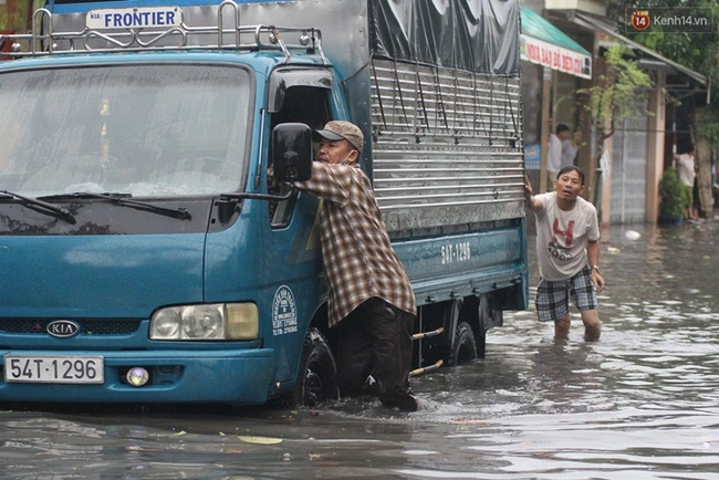 Nhiều tuyến đường ở Sài Gòn ngập nặng sau cơn mưa lớn - Ảnh 8.