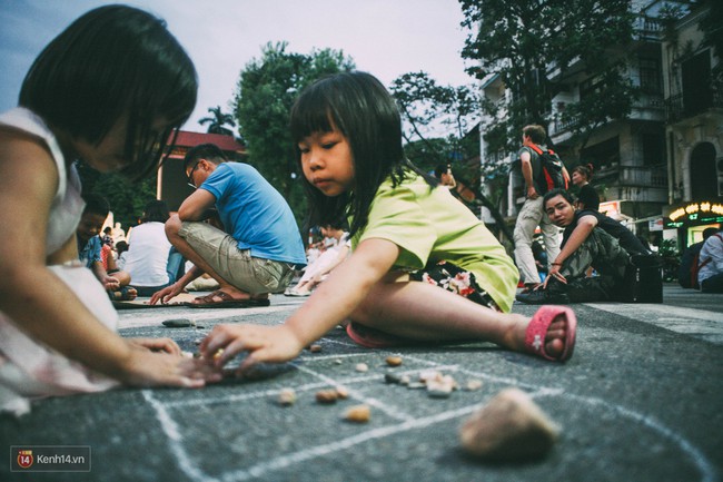 Gặp gỡ nhóm bạn trẻ mang trò chơi dân gian đến giữa lòng phố đi bộ ở Hà Nội - Ảnh 15.