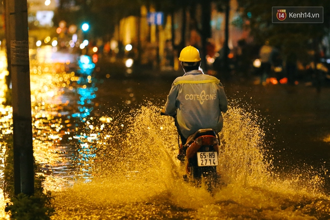 Khổ như dân công sở Sài Gòn ngày mưa lịch sử: cước Uber tăng gấp 5, 10h đêm vẫn chờ nước rút - Ảnh 17.