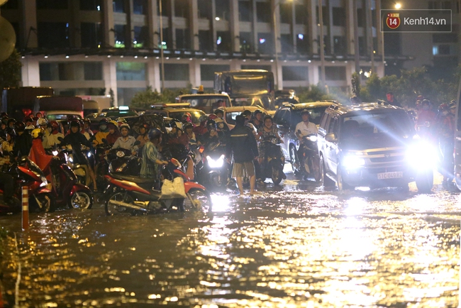 Khổ như dân công sở Sài Gòn ngày mưa lịch sử: cước Uber tăng gấp 5, 10h đêm vẫn chờ nước rút - Ảnh 4.