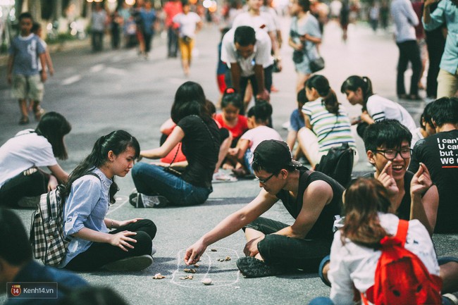 Gặp gỡ nhóm bạn trẻ mang trò chơi dân gian đến giữa lòng phố đi bộ ở Hà Nội - Ảnh 4.