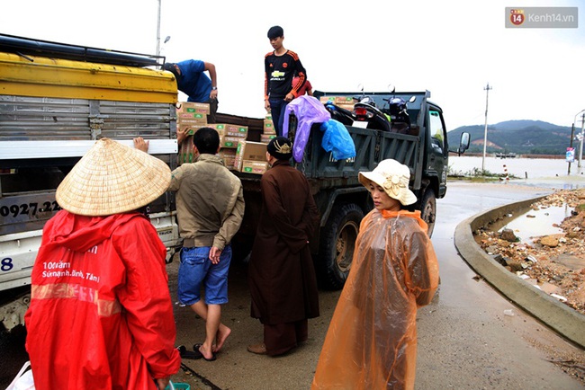Bức ảnh lay động mùa lũ: Các chiến sĩ PCCC tranh thủ ăn mì tôm lấy sức cứu trợ đồng bào miền Trung - Ảnh 12.