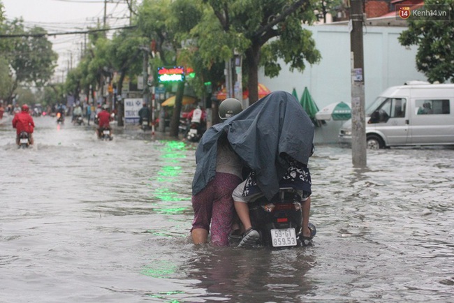 Nhiều tuyến đường ở Sài Gòn ngập nặng sau cơn mưa lớn - Ảnh 5.