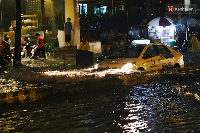 Khổ như dân công sở Sài Gòn ngày mưa lịch sử: cước Uber tăng gấp 5, 10h đêm vẫn chờ nước rút - Ảnh 9.