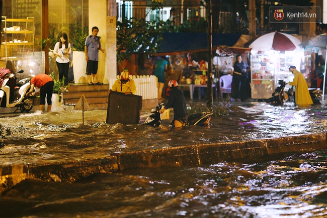 Khổ như dân công sở Sài Gòn ngày mưa lịch sử: cước Uber tăng gấp 5, 10h đêm vẫn chờ nước rút - Ảnh 12.