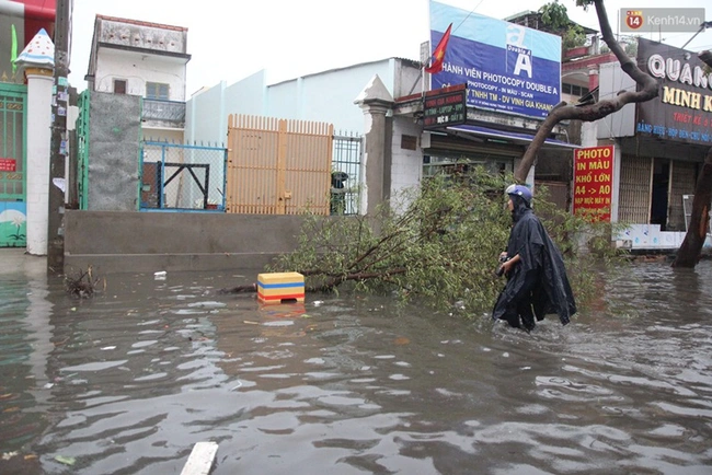 Nhiều tuyến đường ở Sài Gòn ngập nặng sau cơn mưa lớn - Ảnh 10.