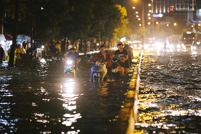 Khổ như dân công sở Sài Gòn ngày mưa lịch sử: cước Uber tăng gấp 5, 10h đêm vẫn chờ nước rút - Ảnh 13.