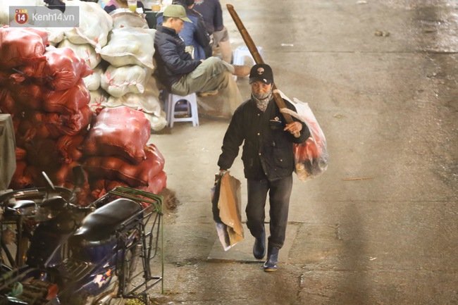 Những đêm Hà Nội rét nhất từ đầu đông nhưng với người vô gia cư, thế này vẫn còn ấm lắm! - Ảnh 6.