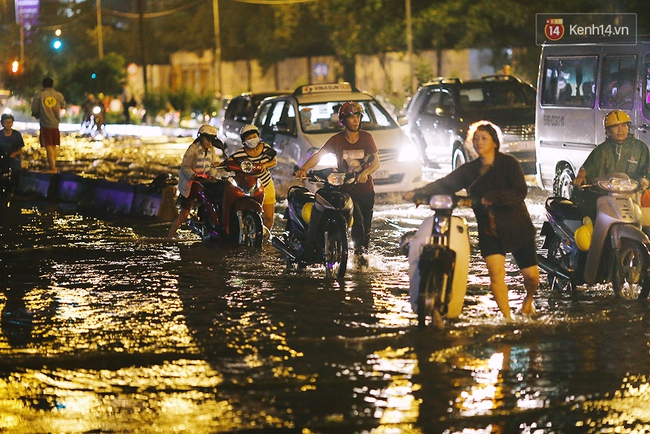 Khổ như dân công sở Sài Gòn ngày mưa lịch sử: cước Uber tăng gấp 5, 10h đêm vẫn chờ nước rút - Ảnh 19.