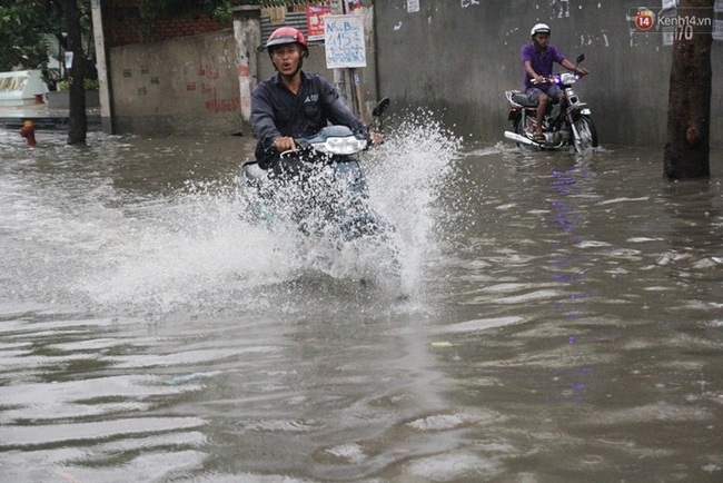 Nhiều tuyến đường ở Sài Gòn ngập nặng sau cơn mưa lớn - Ảnh 12.