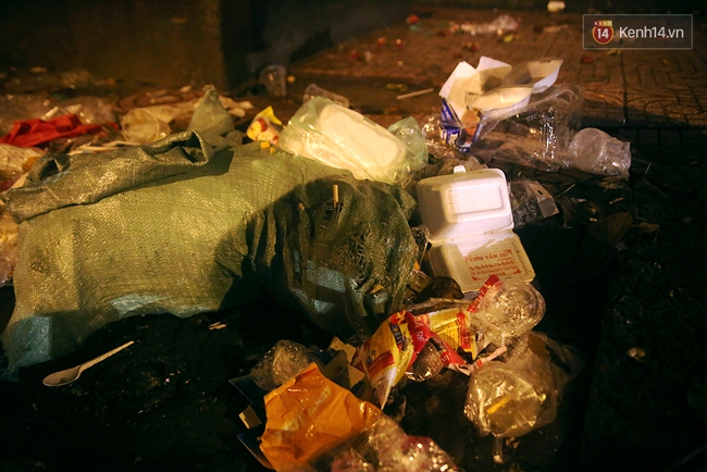 Những đống rác lấp đầy miệng cống thoát nước ở Sài Gòn: Chúng ta không vô can! - Ảnh 16.