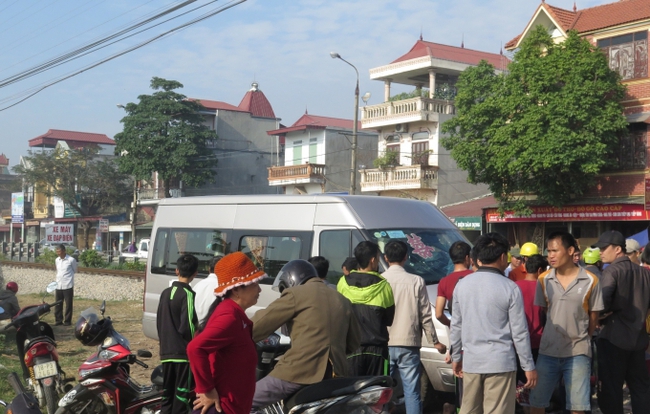 Nam Định: Cố vượt ngang đường sắt, xe hoa 12 chỗ bị tàu đâm - Ảnh 1.