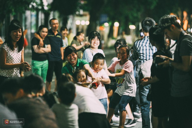 Gặp gỡ nhóm bạn trẻ mang trò chơi dân gian đến giữa lòng phố đi bộ ở Hà Nội - Ảnh 20.