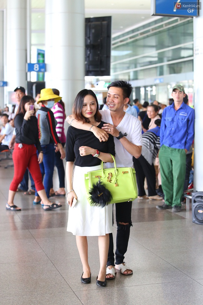 Minh Nhựa ra sân bay đón vợ con từ Hàn Quốc trở về sau những ngày vật vã đòi tự tử - Ảnh 5.