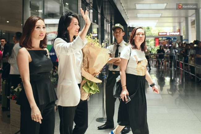 Hồ Hạnh Nhi c&ugrave;ng chồng mới cưới đến Việt Nam, rạng rỡ trong v&ograve;ng v&acirc;y fan - Ảnh 5.